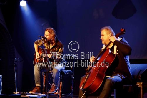 Deutsche Sänger Ingo Pohlmann gastiert in Begleitung von Cellist Hagen Kuhr und Drummer Reiner Callas auf seiner 