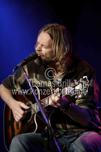 Deutsche Sänger Ingo Pohlmann gastiert in Begleitung von Cellist Hagen Kuhr und Drummer Reiner Callas auf seiner 