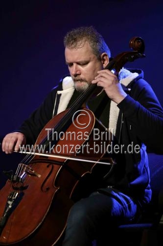 Deutsche Sänger Ingo Pohlmann gastiert in Begleitung von Cellist Hagen Kuhr und Drummer Reiner Callas auf seiner 
