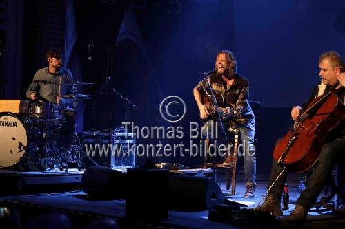 Deutsche Sänger Ingo Pohlmann gastiert in Begleitung von Cellist Hagen Kuhr und Drummer Reiner Callas auf seiner 
