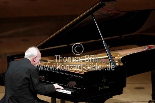 Italienische Pianist Maurizio Pollini gastierte mit Werken von Ludwig van Beethoven und Arnold Schönberg in der Kölner Philharmonie (&copy; Thomas Brill)