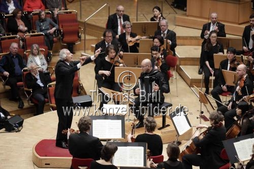 Argentinische Dirigent Emilio Pomarico leitet das Gürzenich-Orchester Köln in Begleitung des Akkordeon-Spielers Teodoro Anzellotti in der Kölner Philharmonie (© Thomas Brill)