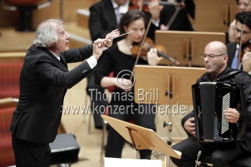 Argentinische Dirigent Emilio Pomarico leitet das Gürzenich-Orchester Köln in Begleitung des Akkordeon-Spielers Teodoro Anzellotti in der Kölner Philharmonie (© Thomas Brill)