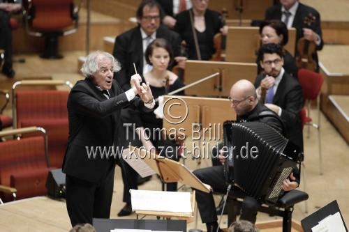 Argentinische Dirigent Emilio Pomarico leitet das Gürzenich-Orchester Köln in Begleitung des Akkordeon-Spielers Teodoro Anzellotti in der Kölner Philharmonie (© Thomas Brill)