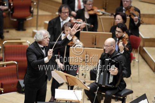 Argentinische Dirigent Emilio Pomarico leitet das Gürzenich-Orchester Köln in Begleitung des Akkordeon-Spielers Teodoro Anzellotti in der Kölner Philharmonie (© Thomas Brill)