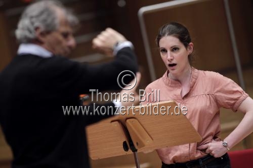 Französische Sopranistin Hélène Fauchère begleitet das Klangforum Wien unter der Leizung des argentinischen Dirigenten Emilio Pomarico in der Philharmonie Köln (© Thomas Brill)