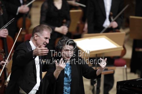 Deutsche Dirigent Christoph Poppen leitet das Kölner Kammerorchester beim Festkonzert in der Philharmonie Köln (© Thomas Brill)