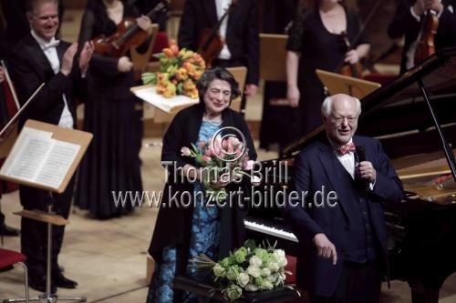 Deutsche Dirigent Christoph Poppen leitet das Kölner Kammerorchester beim Festkonzert in der Philharmonie Köln (© Thomas Brill)
