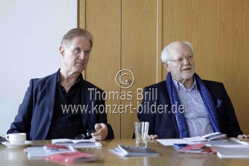 Christoph Poppen und Franz Xaver Ohnesor präsentieren das neue Jahresprogramm des Kölner Kammerorchesters in der Kölner Philharmonie vor (&copy; Thomas Brill)