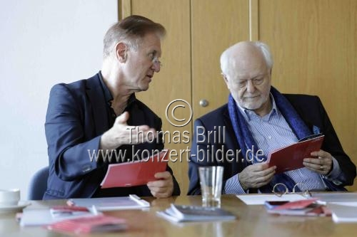 Christoph Poppen und Franz Xaver Ohnesor präsentieren das neue Jahresprogramm des Kölner Kammerorchesters in der Kölner Philharmonie vor (&copy; Thomas Brill)