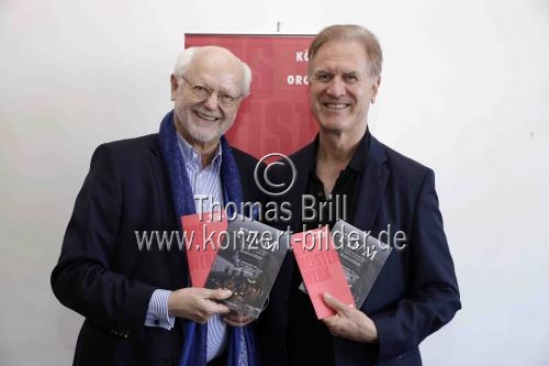 Christoph Poppen und Franz Xaver Ohnesor präsentieren das neue Jahresprogramm des Kölner Kammerorchesters in der Kölner Philharmonie vor (&copy; Thomas Brill)