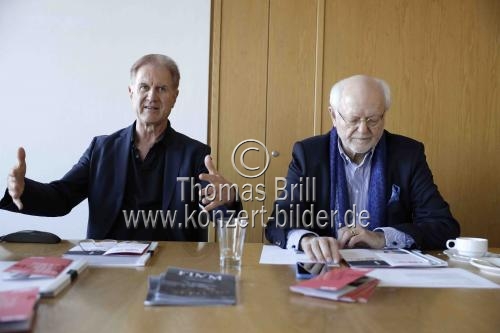 Christoph Poppen und Franz Xaver Ohnesor präsentieren das neue Jahresprogramm des Kölner Kammerorchesters in der Kölner Philharmonie vor (&copy; Thomas Brill)