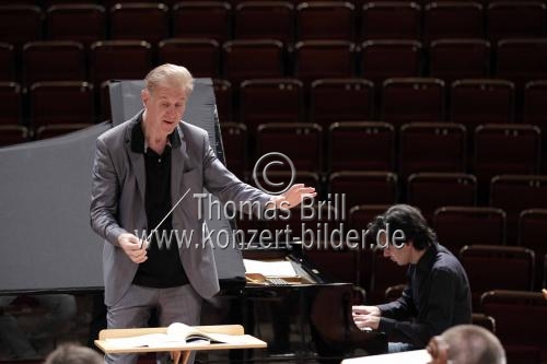 Deutsche Dirigent Christoph Poppen leitet das Kölner Kammerorchester in Begleitung des deutschen Pianisten Martin Stadtfeld in der Philharmonie Köln (&copy; Thomas Brill)
