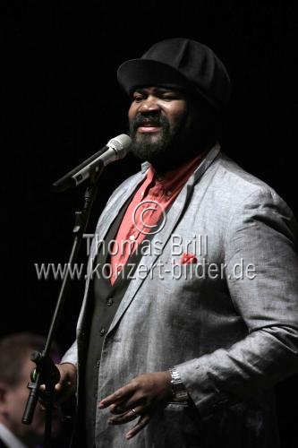 Amerikanische Sänger Gregory Porter gastiert auf seiner „Take Me to the Alley“-Tour in der Mitsubishi Electric Halle Düsseldorf (© Thomas Brill)