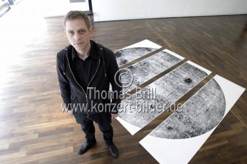 Deutscher Nachwuchskünstler Johannes Post ist Preisträger des Spiridon-Neven-DuMont-Preis 2014 im Studio DuMont Köln (© Thomas Brill)