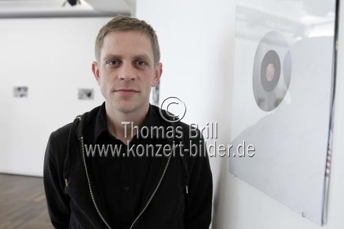 Deutscher Nachwuchskünstler Johannes Post ist Preisträger des Spiridon-Neven-DuMont-Preis 2014 im Studio DuMont Köln (© Thomas Brill)