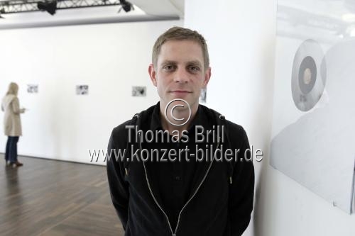 Deutscher Nachwuchskünstler Johannes Post ist Preisträger des Spiridon-Neven-DuMont-Preis 2014 im Studio DuMont Köln (© Thomas Brill)