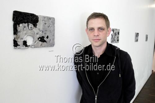 Deutscher Nachwuchskünstler Johannes Post ist Preisträger des Spiridon-Neven-DuMont-Preis 2014 im Studio DuMont Köln (© Thomas Brill)