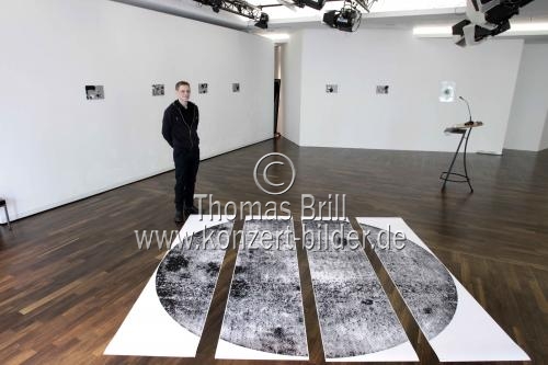 Deutscher Nachwuchskünstler Johannes Post ist Preisträger des Spiridon-Neven-DuMont-Preis 2014 im Studio DuMont Köln (© Thomas Brill)