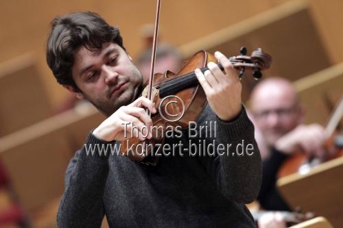 Britische Violinist Lawrence Power gastiert in Begleitung des Orchester der Academy of St Martin in the Fields unter der Leitung des amerikanischen Violinisten Joshua Bell in der Philharmonie Köln (© Thomas Brill)
