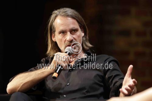 Deutsche Philosoph Richard David Precht und Jens Söring diskutieren über das Thema 