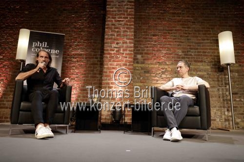 Deutsche Philosoph Richard David Precht und Jens Söring diskutieren über das Thema 
