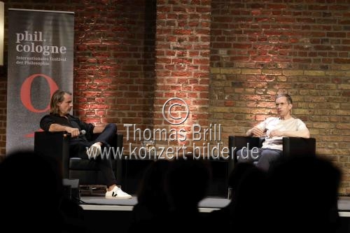 Deutsche Philosoph Richard David Precht und Jens Söring diskutieren über das Thema 