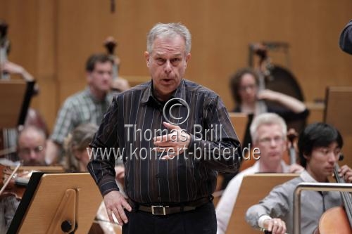 Deutsche Tenor Christoph Prégardien gastiert in Begleitung des Gürzenich-Orchester Köln unter der Leitung des israelischen Dirigenten Lahav Shani in der Kölner Philharmonie (© Thomas Brill)
