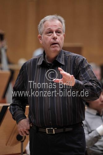 Deutsche Tenor Christoph Prégardien gastiert in Begleitung des Gürzenich-Orchester Köln unter der Leitung des israelischen Dirigenten Lahav Shani in der Kölner Philharmonie (© Thomas Brill)