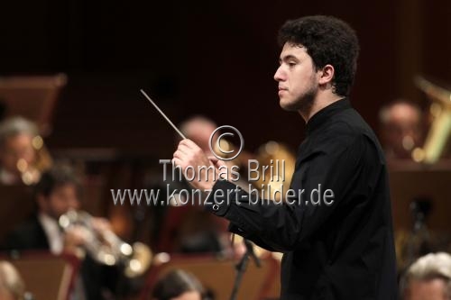 Britische Dirigent Alexander Prior beim Abschlusskonzert Internationaler Musikwettbewerb Köln 2014 im Klaus-von-Bismarck-Saal Köln (© Thomas Brill)