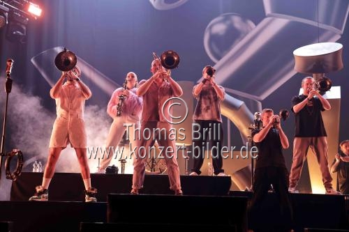 Deutsche Brass und Marching Band Querbeat gastiert auf ihrer 