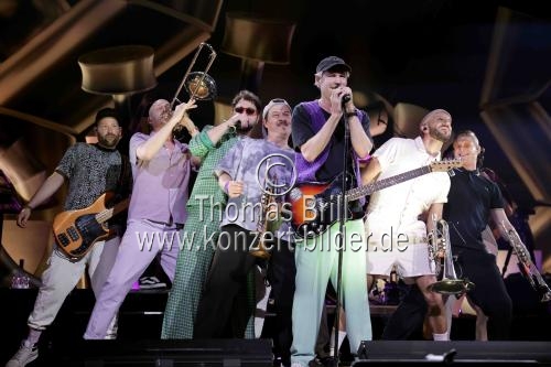Deutsche Brass und Marching Band Querbeat gastiert auf ihrer 