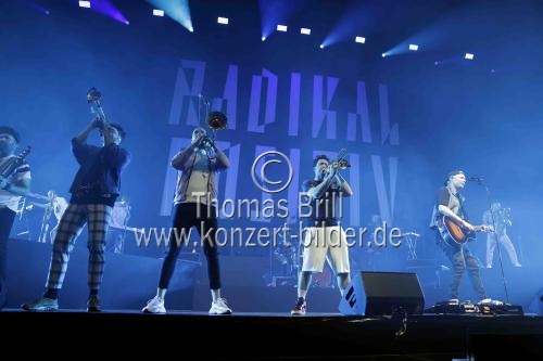 Deutsche Brass und Marching Band Querbeat gastiert auf ihrer 