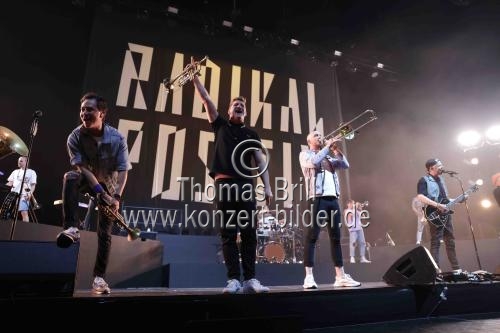 Deutsche Brass und Marching Band Querbeat gastiert auf ihrer 
