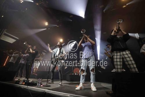Deutsche Brass und Marching Band Querbeat gastiert auf ihrer 