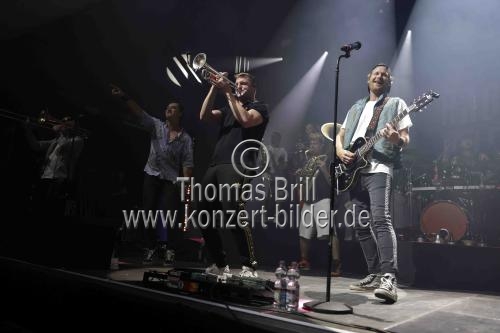 Deutsche Brass und Marching Band Querbeat gastiert auf ihrer 