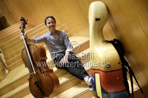 Französische Cellist Jean-Guihen Queyras im Interview bezüglich seines Auftritts mit dem Gürzenich-Orchester Köln unter der Leitung des französischen Dirigenten François-Xavier Roth am 16. Januar 2022 in der Kölner Philharmonie (&copy; Thomas Brill)