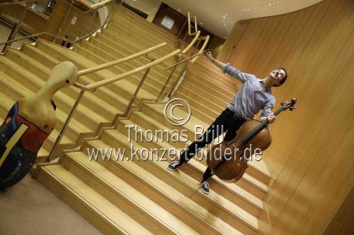 Französische Cellist Jean-Guihen Queyras im Interview bezüglich seines Auftritts mit dem Gürzenich-Orchester Köln unter der Leitung des französischen Dirigenten François-Xavier Roth am 16. Januar 2022 in der Kölner Philharmonie (&copy; Thomas Brill)