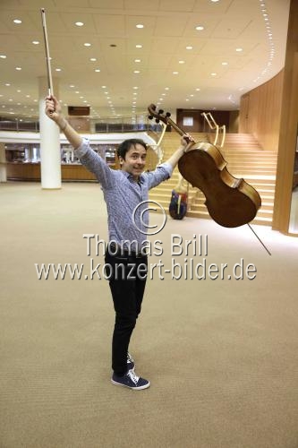 Französische Cellist Jean-Guihen Queyras im Interview bezüglich seines Auftritts mit dem Gürzenich-Orchester Köln unter der Leitung des französischen Dirigenten François-Xavier Roth am 16. Januar 2022 in der Kölner Philharmonie (&copy; Thomas Brill)