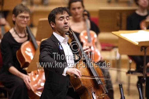 Französische Cellist Jean-Guihen Queyras gastiert mit dem Gürzenich-Orchester Köln unter der Leitung des französischen Dirigenten François-Xavier Roth in der Kölner Philharmonie (&copy; Thomas Brill)