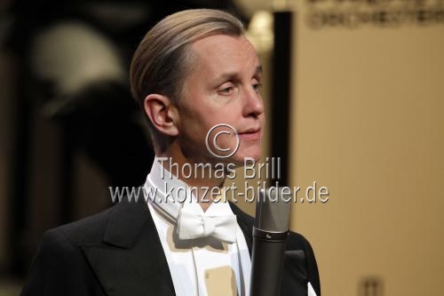 Deutsche Sänger Max Raabe gastiert mit seinem Palast Orchester auf seiner 
