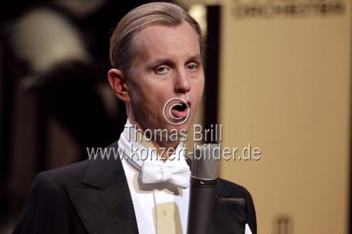 Deutsche Sänger Max Raabe gastiert mit seinem Palast Orchester auf seiner 