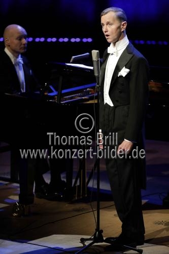 Deutsche Sänger Max Raabe gastiert in Begleitung des deutschen Pianisten Christoph Israel auf seiner 