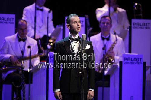 Deutsche Sänger Max Raabe und das Palast Orchester gastiert auf ihrer 