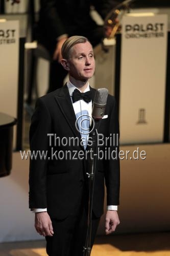 Deutsche Sänger Max Raabe gastiert mit seinem Palast Orchester auf seiner 