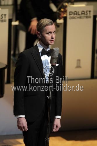 Deutsche Sänger Max Raabe gastiert mit seinem Palast Orchester auf seiner 