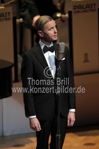 Deutsche Sänger Max Raabe gastiert mit seinem Palast Orchester auf seiner 