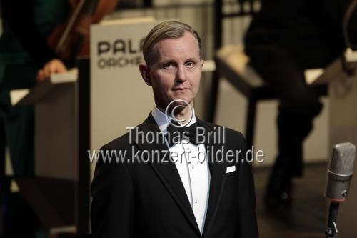 Deutsche Sänger Max Raabe gastiert mit seinem Palast Orchester auf seiner 