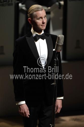 Deutsche Sänger Max Raabe gastiert mit seinem Palast Orchester auf seiner „Der perfekte Moment... wird heut verpennt“-Tournee in der Kölner Philharmonie (© Thomas Brill)