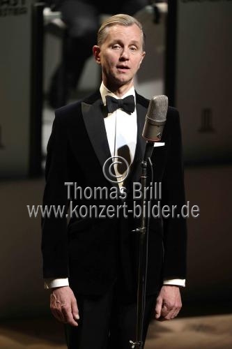 Deutsche Sänger Max Raabe gastiert mit seinem Palast Orchester auf seiner „Der perfekte Moment... wird heut verpennt“-Tournee in der Kölner Philharmonie (© Thomas Brill)
